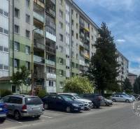 Exteriér bytového domu s parkováním na Okružní ulici ve Staré Ľubovni.