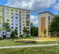 Bytovky u hřiště na Okružní ulici ve Staré Ľubovni s dětským hřištěm a zelení.