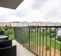 Balkon s výhledem na sídliště Halalovka v Trenčíně, u 3pokojového bytu s venkovním posezením.