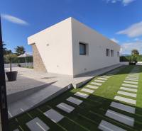 Vila v Calasparre se zahradní architekturou, kamennými detaily a upraveným trávníkem.