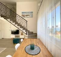 Rekreační apartmán s kovaným schodištěm a jídelním stolem, výhled na moře.