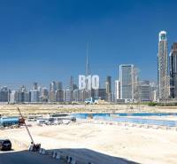 Panorama Dubaje s výhledem na mrakodrapy a rozestavěné plochy.