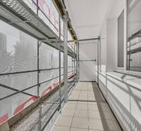 Balkon 4pokojového bytu v rekonstrukci s lešením a dlažbou.