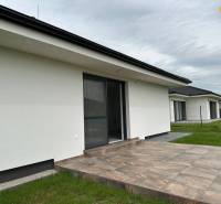 Rodinný dům na Nevädzové ulici v Kalinkově s terasou a zahradou.