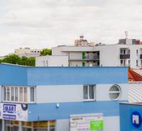 Výhled na bytové domy a Trenčínský hrad z 2-pokojového bytu v Trenčíně.