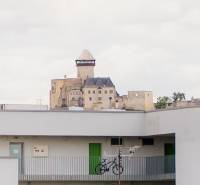 Výhled na Trenčínský hrad z terasy 2-pokojového bytu v Trenčíně.