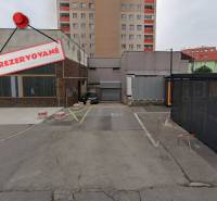 Rezervované parkovací místo u garáží na Budyšínské ulici v Bratislavě - Novém Městě.