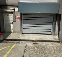Garáže na Budyšínské ulici, Bratislava - Nové Mesto, se sekčními vraty a vstupem.