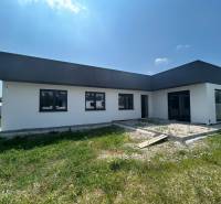 Rodinný dům v Žihárci se zahradou a moderními architektonickými prvky.