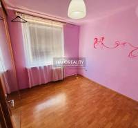 Dětský pokoj s fialovými stěnami a nástěnnými dekoracemi ve 3-pokojovém bytě.