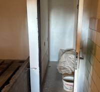 Úzký prostor s plechovým vědrem a stavebním materiálem pro rekreační účely a pozemky.