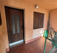 Dřevěné dveře a stěna na verandě, ideální pro rekreační pozemky a odpočinek.