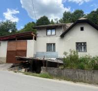 Rodinný dům v Záriečí na ulici Záriečie s přístavbou a zahradou.