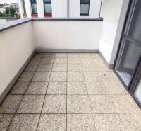 Balkon 2-pokojového bytu na Hroznové ulici v Trenčíně s dlažbou a zábradlím.