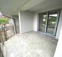 Balkon v 2pokojovém bytě v Rajeckých Teplicích s výhledem na zeleň a okolní budovy.