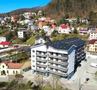 Obrázek zachycuje okolní domy a nový apartmánový komplex na ulici Nádražní.