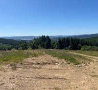 Rozlehlé pozemky na bydlení v Olešné s panoramatickým výhledem na lesy a kopce.