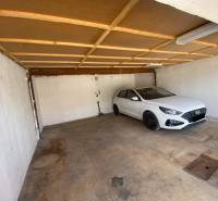 Auto zaparkované v garáži na ulici Kolárska ve Spišské Nové Vsi.