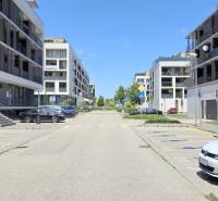 Ulice Žlutá v Bratislavě - Petržalce s moderními bytovkami a parkovištěm.