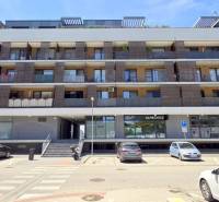 Bytový dům na ulici Žlutá v lokalitě Bratislava - Petržalka s parkováním před budovou.