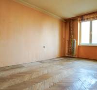 Prostorný pokoj s parketami a oknem v 2pokojovém bytě.