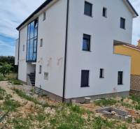 Bílý rodinný dům s novostavbou a zahradou ve městě Mandre, obsahující 4pokojový byt.
