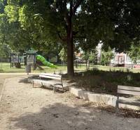 Detské ihrisko s preliezačkami a lavičkami na Teplickej ulici v Piešťanoch.