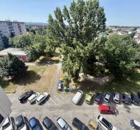 Parkovisko medzi bytovkami a zeleň na Teplickej ulici v Piešťanoch.