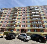 Bytový dom na Teplickej ulici, Piešťany. Viacposchodová budova, parkovisko a balkóny.