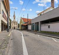 Ulice v Bratislavě - Starém Městě, Cintorínska, s kostelem a AlzaBoxem v pozadí.