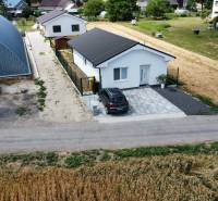 Rodinný dům v Nižné vedle velké haly, s parkovištěm a příjezdovou cestou.