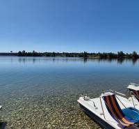 Jezero s vodními šlapadly v Bratislavě - Vajnory, slunečný den, klidná atmosféra.