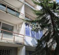 Budova s balkony a stromem na Obchodní ulici ve Strážském, 2pokojový byt.