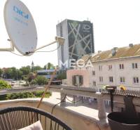 Výhled z balkonu na Náměstí osvoboditelů v Michalovcích, 3-pokojový byt se satelitem.