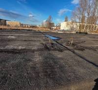 Pohled na střechy budov z garáží Bratislava - Ružinov na Prístavní ulici v zimě.