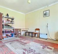 Pohled na místnost s nábytkem a koberci, Pozemky - bydlení.