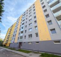 Panelový dům na Kyjevské ulici v Trenčíně s více poschodími a balkóny.