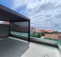 Balkon 4pokojového bytu v Mandre s výhledem na moře a střechy.
