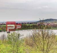 Jarní pohled na přírodní oblast kolem vodní nádrže v Pezinku, pozemky - bydlení.