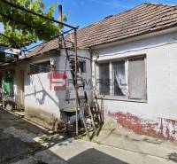 Dům na prodej v Dolních Orešanech, centrum, Pozemky - bydlení, s vinohradní pergolou.