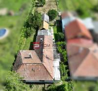 Letecký pohled na dům obklopený zelení v Dolních Orešanech, centrum, Pozemky - bydlení.