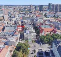 Letecký pohled na centrum Bratislavy, Gorkého ulice s budovami a zelení.