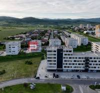 Obchodní prostory na Obchodní ulici v Pezinku, obklopené zelení a obytnými zónami.
