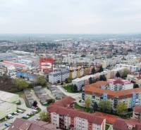 Pezinok z pohledu Muškátové ulice nabízí pohled na okolí a garáže.