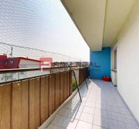 Balkon 4pokojového bytu na Muškátové ulici v Pezinku s výhledem na střechy.