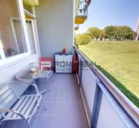 Balkon 1-pokojového bytu na Koprivnické 9/F v Bratislavě IV s výhledem na zeleň.