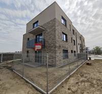 Exteriér novostavby v Pezinku na Pezinské ulici s 2-pokojovými byty.