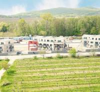 Pezinok, Pezinok: Výstavba nových budov se zahradou a vinicí v blízkosti lesa.
