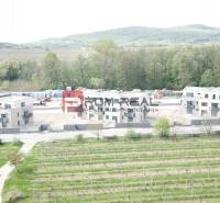 Novostavba na Limbašské cestě v Pezinku, v pozadí vinice a lesy.