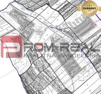 Mapa katastru s parcelami na ulici Senecká, obklopená zemědělskými a lesními pozemky.